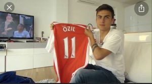 Dybala holding arsenal jersey of Mesut ozil