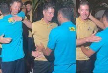 imagen del momento en el que robert lewandowski al fin se encuentra con xavi su entrenador en el fc barcelona twitter fcbarcelona es